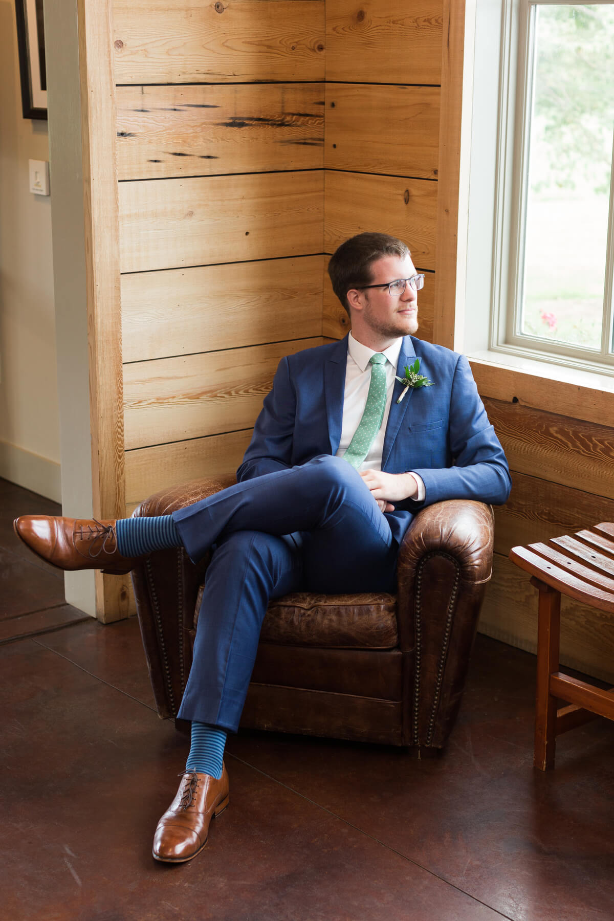 Groom getting ready | Fall Wedding at King Family Vineyards by Virginia Photographers